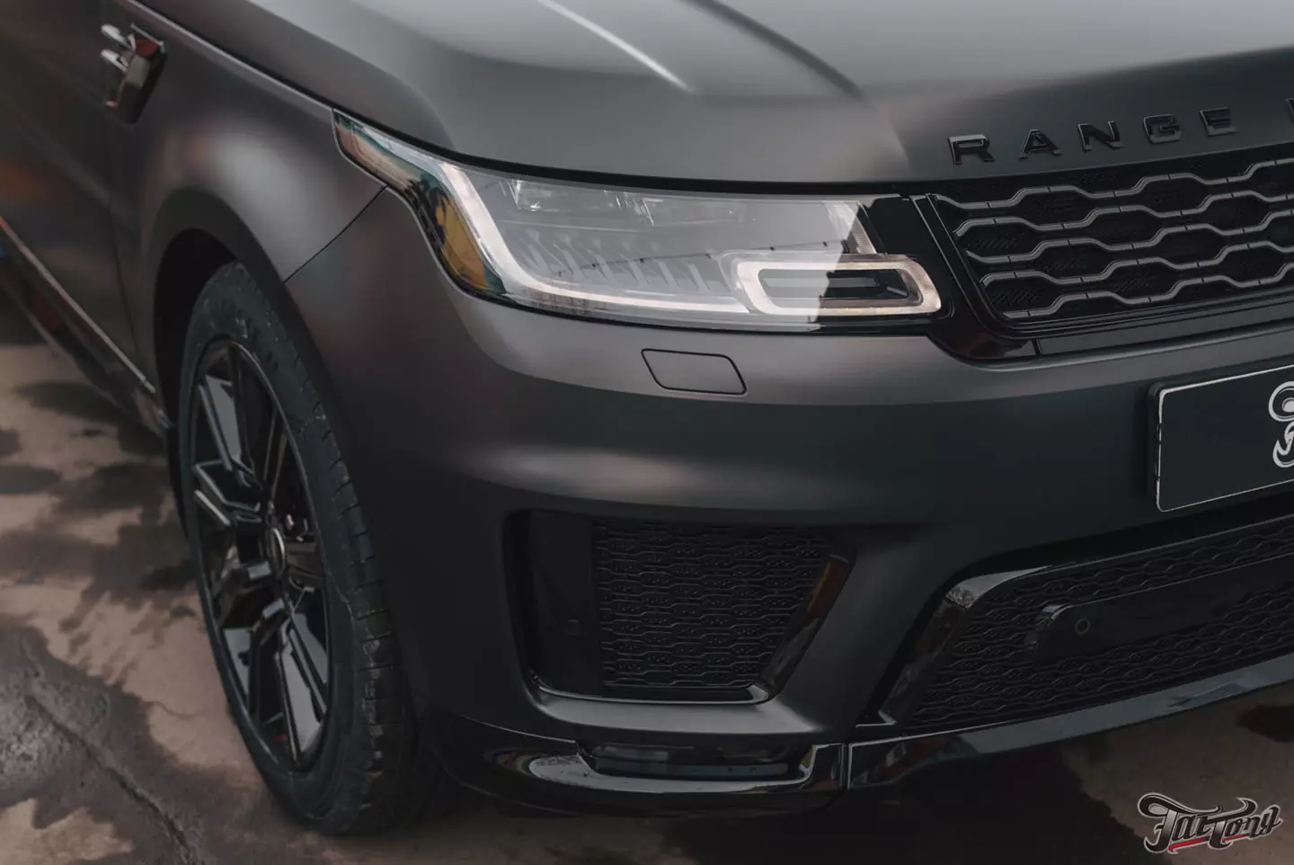 Новый образ Range Rover Sport: оклейка в матовый полиуретан, шумоизоляция дверей, выдвижные пороги. Сравним матовый и глянцевый автомобили!